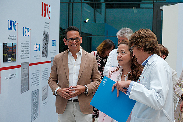 La consejera de Sanidad visitando la exposición.