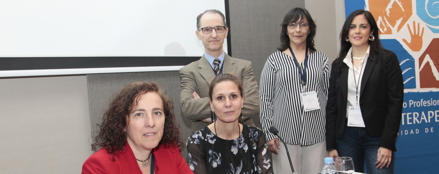 María Jesús Rodríguez Nieto, presidenta de Neumomadrid; María Teresa Hernández, formada en Fisioterapia Respiratoria y moderadora de esta mesa; José Montojo Woodeson, otorrinolaringólogo del Hospital Universitario 12 de Octubre; Sara de Santiago, logopeda del Hospital Universitario de León; y Nayra Fernández, fisioterapeuta de la Unidad de Rehabilitación Infantil del Hospital Beata María Ana.