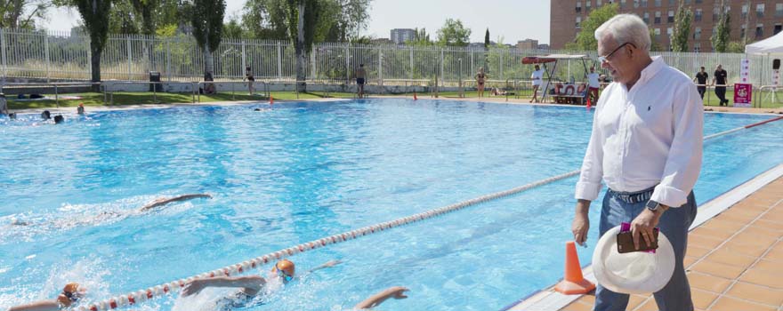 El consejero anima a los nadadores que participan en la iniciativa 'Mójate por la Esclerosis Múltiple'.