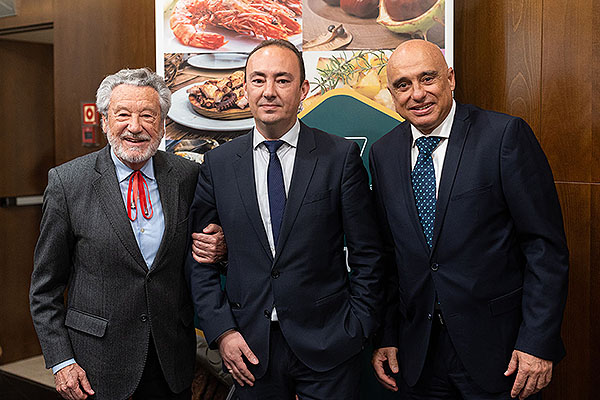 El periodista Luis del Val, el director de Comunicación de PSN, David San Cristóbal, y el director de Relaciones Institucionales de Ilunión, Eusebio Azorín.