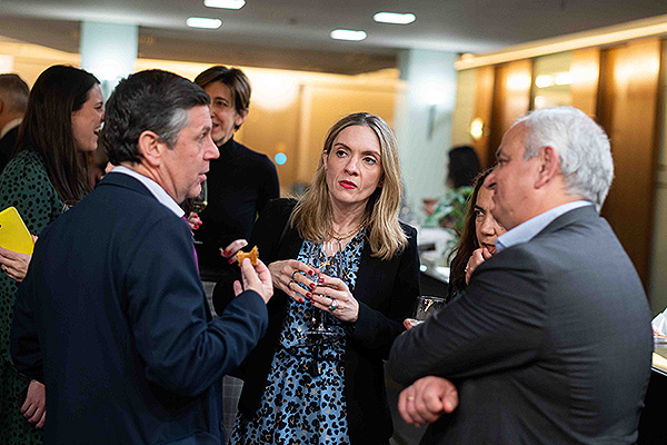 Antonio Barahona, director económico-financiero de PSN, y Esther Marina, directora de RRHH, charlan con Pedro Herrera, CEO de Nacional de Reaseguro. 