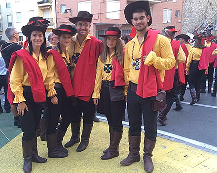 El secretario general de Semergen, con su familia en las fiestas de Moros y Cristianos: la Comparsa de Bucaneros.