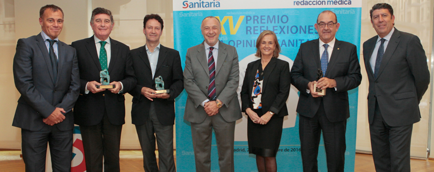 Foto de familia durante la entrega del XV Premio Reflexiones.