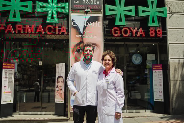 Jaime Arnaiz, titular de farmacia, junto a su madre.