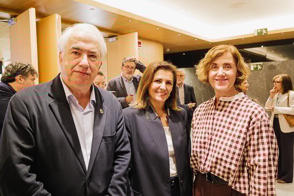 Daniel Steve, director del Departamento Técnico de Farmaindustria; Isbael Pineros, directora del Departamento de Prestación Farmacéutica y Acceso; y Teresa Millán.