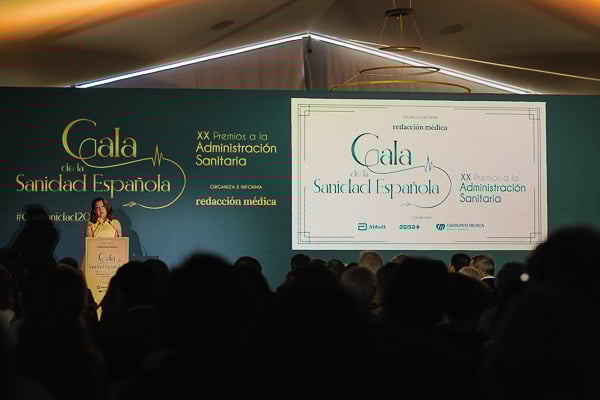 Matute ha agradecido y felicitado a cada uno de los premiados en la gala.