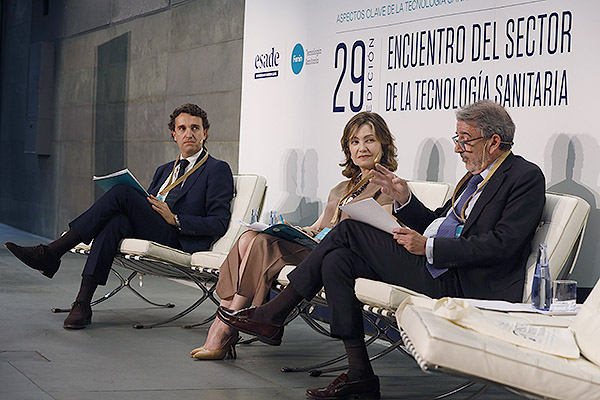 Aspecto de la sala durante la mesa redonda 'Compra eficiente de la tecnología sanitaria'.