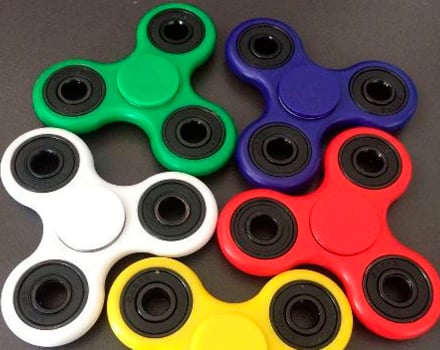 El Fidget Spinner consiste en hacer girar las aspas el mayor tiempo posible, con las manos, sobre la nariz o la frente.