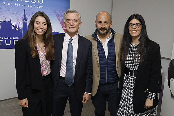 Blanca Gálvez, de Roche Diagnostics España; José Luis Rodríguez Peralta; Fran García, de Roche Farma; y Estíbaliz Sánchez, de Roche Diagnostics España.