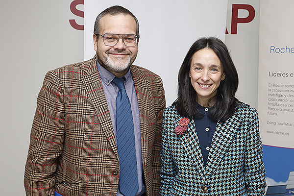 Antonio Gonzalez Gil-García, responsable de comunicación coorporativa; y Beatriz Lozano, directora de comunicación de Roche Farma España. 