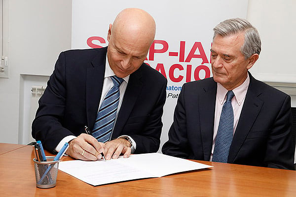 Stefanos Tsamousis y José Luis Rodríguez Peralto, durante la firma del acuerdo. 