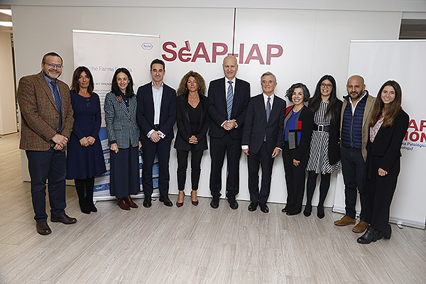 Foto de familia durante la firma del convenio entre Roche y la SEAP. 