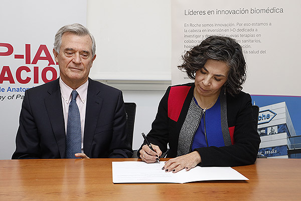 José Luis Rodríguez Peralto y Adriana Rubio, durante la firma del acuerdo. 