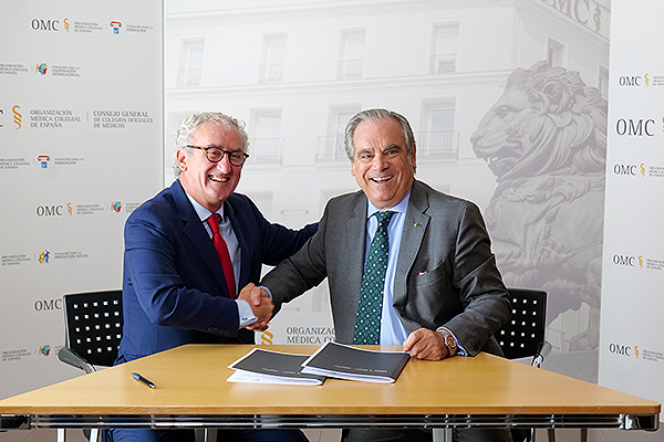 Tomás Cobo, presidente de la Organización Médica Colegial (OMC), firma el Programa junto a Jesús Aguilar, presidente del Consejo General de Farmacia.