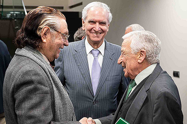 El presidente de PSN, Miguel Carrero, saluda a Carlos de Blas, de la Orden de la Vieira, en presencia de Carlos Lema, presidente de Lurisgama.