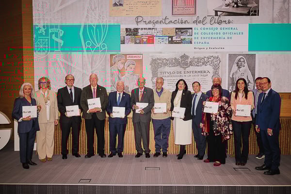 Foto de familia de la directiva del CGE junto a los participantes de la presentación del libro.