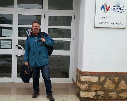 Rafael Micó, en la puerta del centro de salud donde trabaja a diario