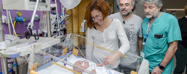 Salvador, sus padres, Enrique y Noelia; y el jefe de Servicio de Neonatología, Manuel Sánchez Luna. 