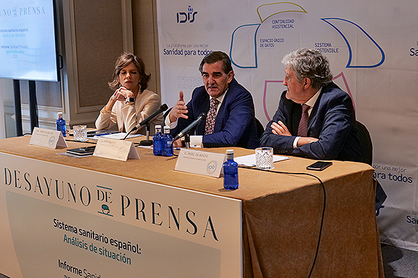 Marta Villanueva, Juan Abarca y Ángel de Benito han contestado a las preguntas de diferentes medios al acabar el acto.