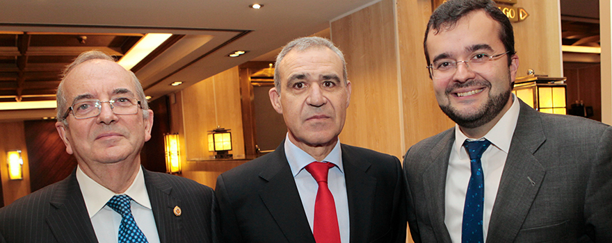 Gabriel Núñez, presidente de la Fundación Uniteco Profesional; José María Fernández, tesorero de la OMC y Juan Pablo Núñez, director de Desarrollo de Negocio y Clientes de Uniteco. 