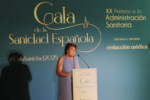 María Isabel de Frutos dirige unas palabras al público tras recoger su premio.