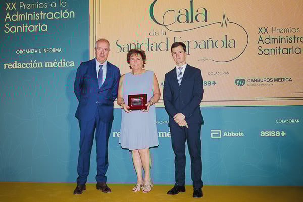  Laura Gutiérrez, viceconsejera de Sanidad de la Comunidad de Madrid y; Óscar López, director de Redacción Médica, entregan el premio a  María Isabel de Frutos Iglesias, directora General de Salud Pública de la Consejería de Salud de Cantabria.