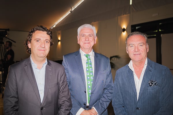 Pablo Crespo, secretario general de Fenin; Jesús Pérez, director de Acceso al Mercado de MBA Surgical Empowerment; y Julio De la Rosa, director de Relaciones Institucionales y Acceso al Mercado de Air Liquide.