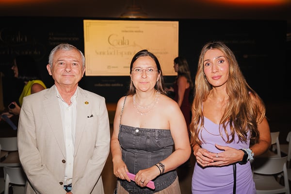 Tomás Merina, presidente electo del Colegio de Médicos de Madrid; Ángela Hernández, secretaria general del sindicato Amyts; y Sheila Justo, vicepresidenta de Amyts.