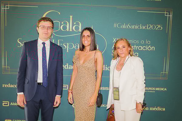 Luis Mendicuti, secretario General de Aspe; Sandra Toro, responsable de Comunicación de Aspe; y María Dolores Rubio, directora médico del Hospital Dr. R. Lafora.