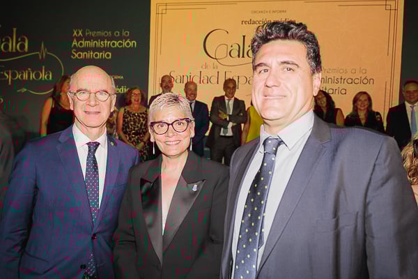 Armando Solís, Concepción Saavedra, y Javier de la Puente, jefe del Gabinete de la Consejería de Salud del Principado de Asturias.