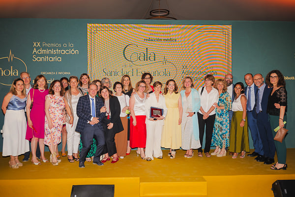 La consejera de Sanidad de la Comunidd de Madrid, Fátima Matute, posa junto al equipo del Sermas.