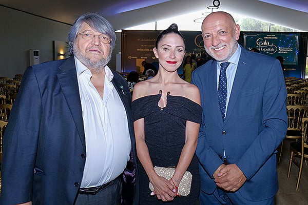 El psiquiatra José Luis Pedreira Massa; Elizabeth Semper, presidenta de la Asociación de Covid Persistente de España (ACPE) y Rodrigo Gutiérrez, jefe de Servicio de Humanización y Atención Sanitaria de Castilla-La Mancha.