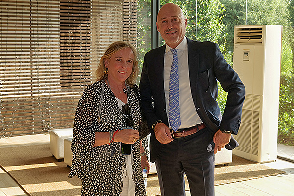 María Dolores Rubio, gerente del Hospital Universitario Príncipe de Asturias (Madrid); y Juan Carlos Alcolea, director comercial de Hermed.