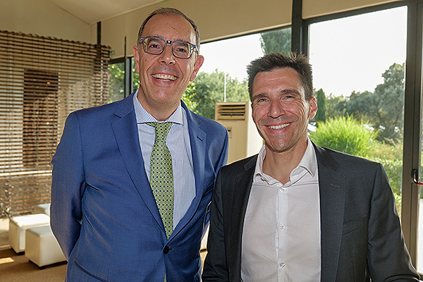 Francisco Javier Fernández, secretario general del Colegio Oficial de Farmacéuticos de Madrid; y Miguel Corral, director de Comunicación de Farmaindustria.