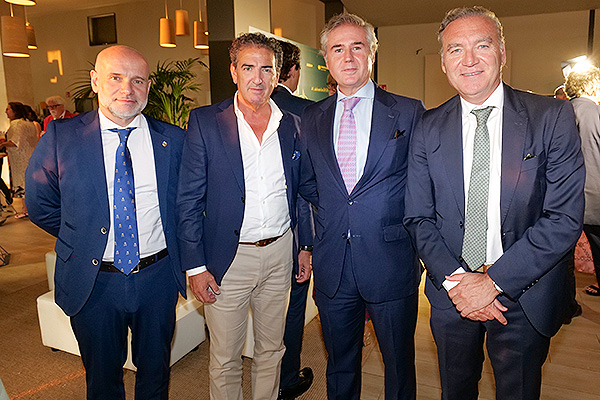 Luis Mosquera, Miguel Ángel de Valdivieso, director gerente del Hospital de Jerez de la Frontera; Gonzaga Garat, director de Diagnóstico por Imagen de General Electric Healthcare; y Julio de la Rosa, director de Relaciones Institucionales y Market Access de Air Liquide Healthcare.