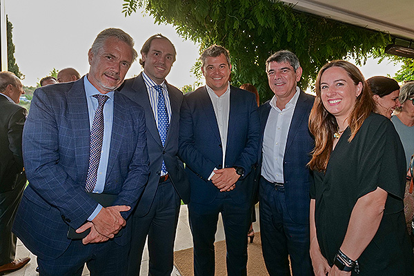 Luis García Bahamonde; Ignacio Arnott, gerente de la Dirección Estratégica de Siemens Healthineers; Alberto Martínez, director general de Siemens Healthineers en España; Ángel Rodríguez, director del Área de Negocios de Laboratorio de Siemens Healthineers; y Isabel de Villota, directora de Comunicación de Healthineers.