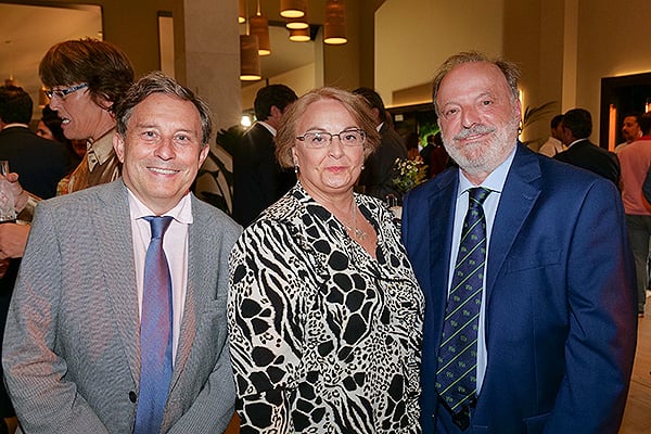 José Miguel Rodríguez González-Moro, jefe de Servicio de Neumología del Hospital Príncipe de Asturias de Madrid; Pilar Bartolomé; y José Carlos Vicente.