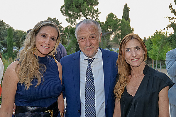 Olga Mediano, neumóloga experta en Ventilación y Cuidados Respiratorios Intermedios; José María Pino; y Cristina García Baylo, directora de Comunicación de la Fundación Cris contra el Cáncer.