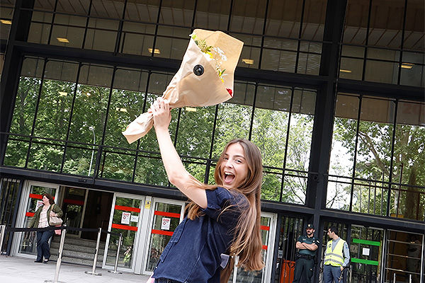 Una aspirante tras elegir tu plazas PIR, posa para Redacción Médica. 