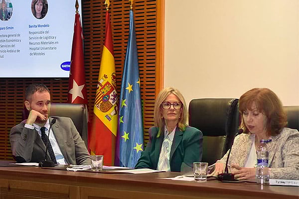Héctor Duran, letrado Jefe del Servicio Jurídico de la Consejería de Sanidad en Comunidad de Madrid; Amparo Simón, directora general de Gestión Económica y de Servicios del Servicio Andaluz de Salud; y Benita Mondelo, responsable del Servicio de Logística y Recursos Materiales en Hospital Universitario de Móstoles.