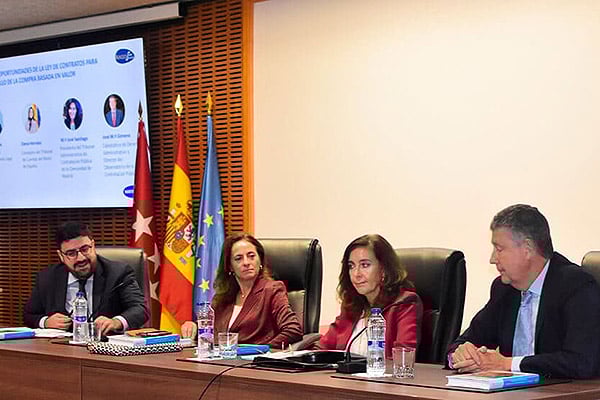 Luis Noguera, director del Departamento Legal de SILO; Elena Hernáez, consejera del Tribunal de Cuentas del Reino de España; M.ª José Santiago, presidenta del Tribunal Administrativo de Contratación Pública de la Comunidad de Madrid, y José M.ª Gimeno, catedrático de Derecho Administrativo y Director del Observatorio de la Contratación Pública.