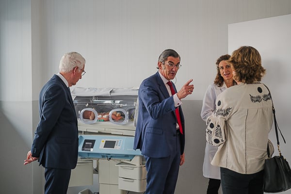 El presidente de HM hospitales presenta una sala de neonatología de la universidad.