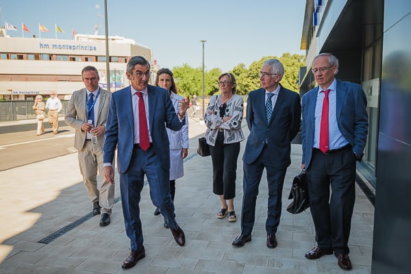 Juan Abarca realiza una visita guiada por las nuevas instalaciones.