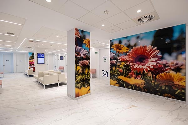 Aspecto general de una de las salas de espera del Hospital Día HM Nuevo Norte. 