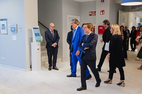 Almeida y Abarca en la recpeción del nuevo Hospital HM Nuevo Norte.