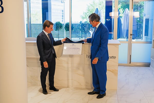 El alcalde y Juan Abarca hacen el descubrimiento de una placa conmemorativa en el vestíbulo del hospital.
