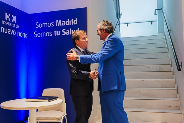 Juan Abarca agradeciendo la presencia de José Luis Martínez-Almeida.