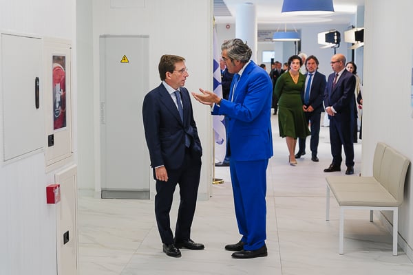 José Luis Martínez-Almeida y Juan Abarca comienzan la visita por el hospital.