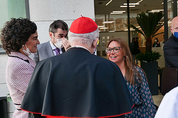 Aída Castillejo, alcaldesa de Rivas Vaciamadrid saluda al Cardenal Arzobispo de Madrid, Carlos Osoro.