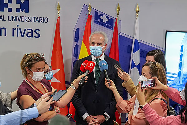 Enrique Ruiz Escudero ha contestado a los periodistas tras la finalización de la inauguración.